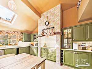 Kitchen/Breakfast Room- click for photo gallery